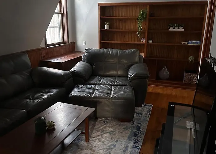 Rustic Getaway, Woodsy Area Private 2nd Level Appartement Rockford