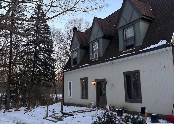 Rustic Getaway, Woodsy Area Private 2nd Level Rockford