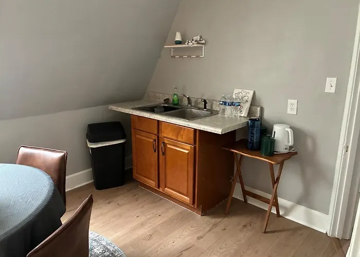 Rustic Getaway, Woodsy Area Private 2nd Level * Rockford