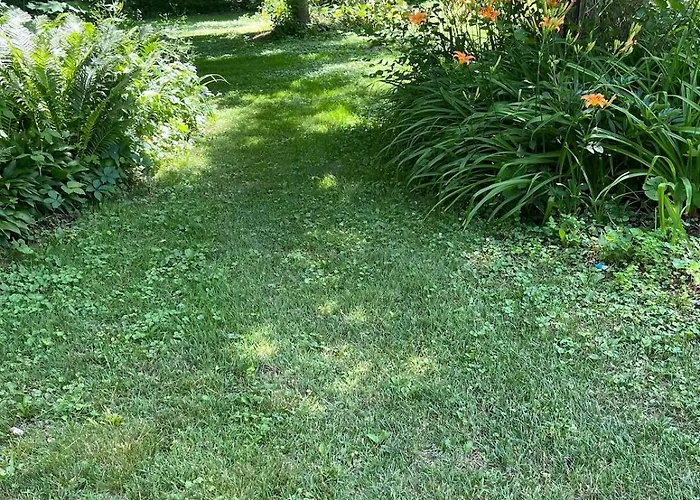 Rustic Getaway, Woodsy Area Private 2nd Level * Rockford