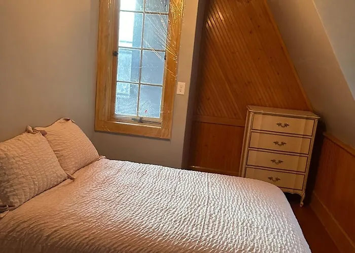 Rustic Getaway, Woodsy Area Private 2nd Level Appartement Rockford