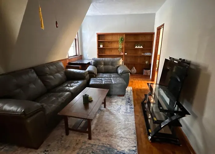 Rustic Getaway, Woodsy Area Private 2nd Level Rockford
