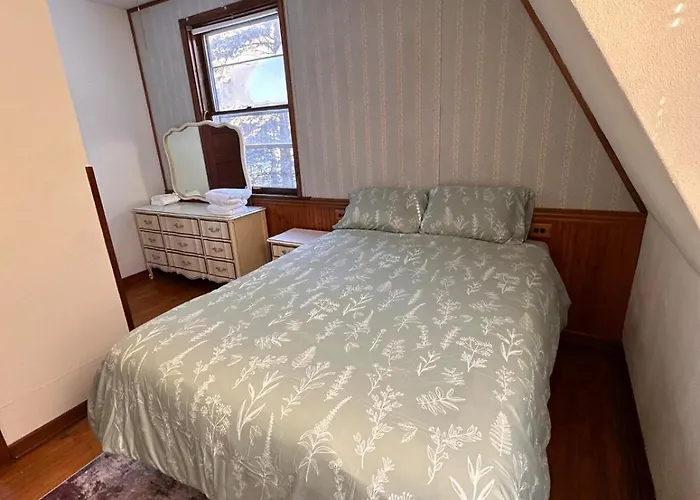 Rustic Getaway, Woodsy Area Private 2nd Level Appartement
