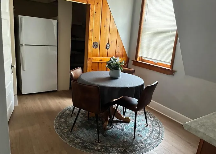 Rustic Getaway, Woodsy Area Private 2nd Level * Rockford
