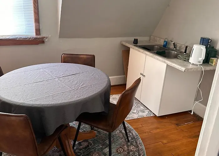 Rustic Getaway, Woodsy Area Private 2nd Level * Rockford